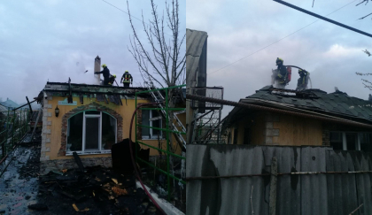 Clipe de groaza pentru o familie din Orhei: Casa in care locuiau a luat foc. Trei echipaje de salvatori si pompieri au intervenit. Precizarile IGSU - FOTO Clipe de groaza pentru o familie din Orhei: Casa in care locuiau a luat foc. Trei echipaje de salvatori si pompieri au intervenit. Precizarile IGSU - FOTO