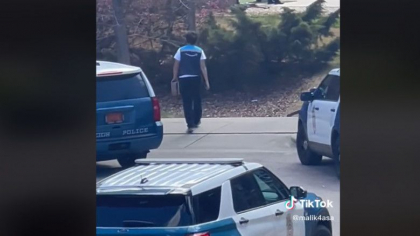 Imagini virale cu un curier constiincios, care intra in mijlocul unei interventii a trupelor speciale ca sa livreze coletul - VIDEO 