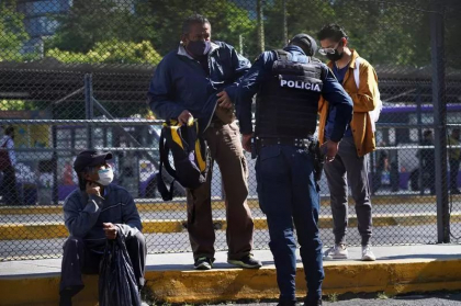 Dosar penal in Mexic dupa moartea a 39 de migranti: „Nimeni nu a deschis usa celor care se aflau inauntru, unde era un incendiu”
Dosar penal in Mexic dupa moartea a 39 de migranti: „Nimeni nu a deschis usa celor care se aflau inauntru, unde era un incendiu”