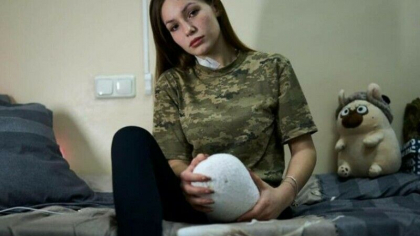 „Era un miros ingrozitor de explozibil si de carne”. Povestea frumoasei adolescente care si-a pierdut un picior pe front - FOTO
„Era un miros ingrozitor de explozibil si de carne”. Povestea frumoasei adolescente care si-a pierdut un picior pe front - FOTO