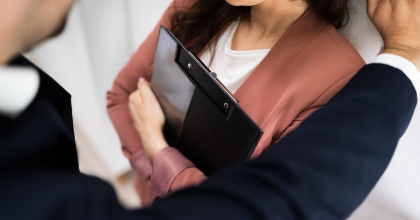Angajatorii, obligati sa intreprinda masuri de prevenire si interventie in legatura cu hartuirea sexuala la locul de munca. In caz contrar, acestia vor fi sanctionati contraventional / DOC
Angajatorii, obligati sa intreprinda masuri de prevenire si interventie in legatura cu hartuirea sexuala la locul de munca. In caz contrar, acestia vor fi sanctionati contraventional / DOC