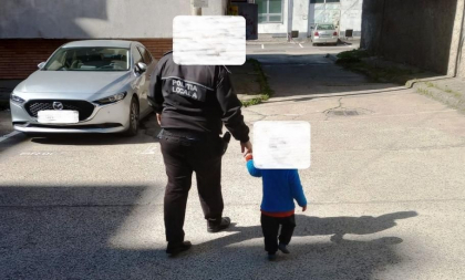 Un copil de 2 ani, originar din Republica Moldova, gasit descult si imbracat subtire pe strazile din Braila. Acesta a pornit pe urmele mamei care a plecat in vizita la niste rude Un copil de 2 ani, originar din Republica Moldova, gasit descult si imbracat subtire pe strazile din Braila. Acesta a pornit pe urmele mamei care a plecat in vizita la niste rude