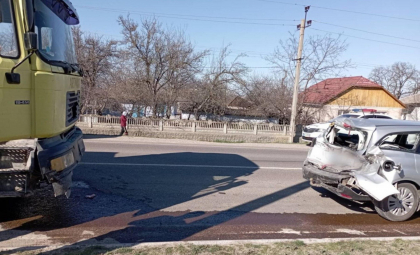 Accident la Soroca. O femeie a ajuns la spital, dupa ce masina in care se afla a fost lovita de un camion. Cum s-a intamplat totul - FOTO 