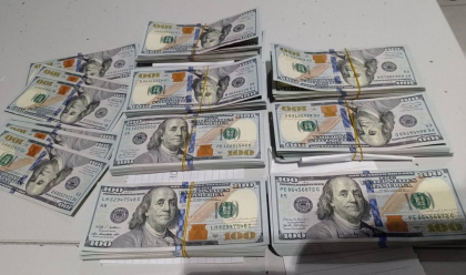 Au incercat sa intre in Republica Moldova cu peste 100 de mii de dolari nedeclarati. Doi cetateni ai Ucrainei - retinut pe Aeroportul International Chisinau - FOTO
