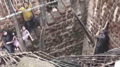 Cel putin 13 oameni au murit dupa ce s-au prabusit intr-un put, cu tot cu podeaua templului in care se rugau. Tragedie intr-un oras din India