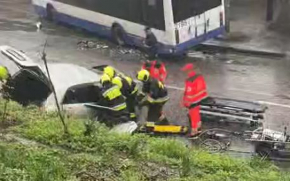 Momentul in care cei doi tineri din automobil sunt scosi de salvatori dintre fiarele contorsionate ale masinii, in urma accidentului de pe soseaua Muncesti - VIDEO Momentul in care cei doi tineri din automobil sunt scosi de salvatori dintre fiarele contorsionate ale masinii, in urma accidentului de pe soseaua Muncesti - VIDEO