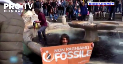 Scandal la Roma. Trei activisti pentru mediu au varsat un lichid de culoare neagra in apa unei faiomoase fantani arteziene, sub privirile inmarmurite ale turistilor si localnicilor Scandal la Roma. Trei activisti pentru mediu au varsat un lichid de culoare neagra in apa unei faiomoase fantani arteziene, sub privirile inmarmurite ale turistilor si localnicilor