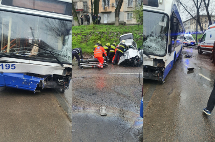 Trei persoane - transportate la spital in stare grava, dupa ce o Toyota si un troleibuz s-au lovit puternic pe o strada din capitala. Precizarile politiei - FOTO