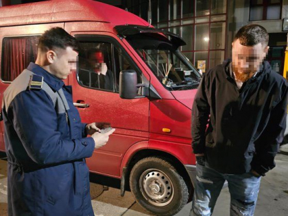 Un barbat din Republica Moldova, descoperit cu un permis de conducere fals de politistii de la frontiera romana. L-ar fi cumparat cu 2000 de euro
Un barbat din Republica Moldova, descoperit cu un permis de conducere fals de politistii de la frontiera romana. L-ar fi cumparat cu 2000 de euro