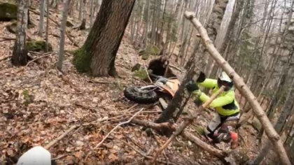 Un urs surprins in barlog a incercat sa atace un motociclist enduro - VIDEO
Un urs surprins in barlog a incercat sa atace un motociclist enduro - VIDEO