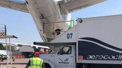 Momentul in care un camion al unei firme de catering loveste un avion, pe aeroportul din Guadalajara, in Mexic