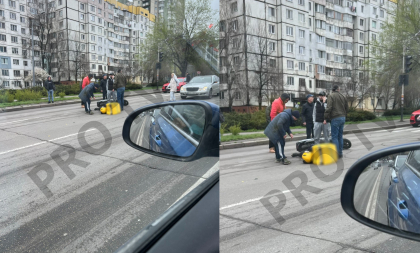 Un tanar ce se deplasa pe o trotineta electrica a ajuns la spital, in urma unui accident in care au fost implicate si doua masini, la Chisinau - FOTO Un tanar ce se deplasa pe o trotineta electrica a ajuns la spital, in urma unui accident in care au fost implicate si doua masini, la Chisinau - FOTO