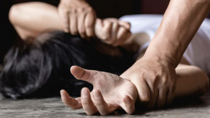 Un barbat, cautat de oamenii legii, dupa ce a violat de doua ori o adolescenta de 13 ani. Acesta va fi condamnat la 18 ani de inchisoare 