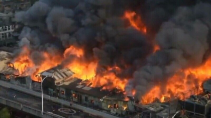 Incendiu violent intr-un complex cu 2000 de magazine din Bangladesh. Focul nu poate fi controlat - FOTO/VIDEO Incendiu violent intr-un complex cu 2000 de magazine din Bangladesh. Focul nu poate fi controlat - FOTO/VIDEO