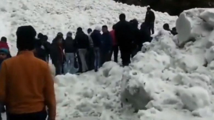 Cel putin sase morti si 30 de raniti in urma unei avalanse in India - VIDEO Cel putin sase morti si 30 de raniti in urma unei avalanse in India - VIDEO