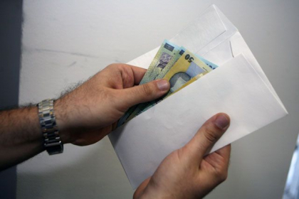 Un fost politist, retinut pentru trafic de influenta. Acesta a cerut mita de la doi cetateni in suma de cateva sute de euro. Precizarile Procuraturii Anticoruptie