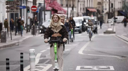Parisul a interzis trotinetele electrice de inchiriat, dar votul este criticat, iar operatorii spun ca vor castiga lupta pe termen lung