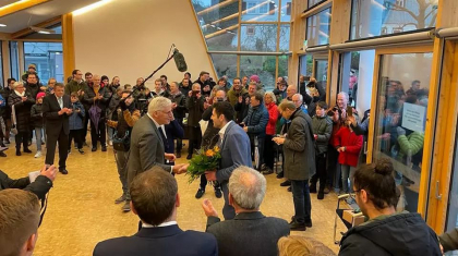 Un refugiat sirian a fost ales primarul unui oras din Germania, la ani de zile dupa ce a fugit din calea razboiului cu o barca pneumatica Un refugiat sirian a fost ales primarul unui oras din Germania, la ani de zile dupa ce a fugit din calea razboiului cu o barca pneumatica