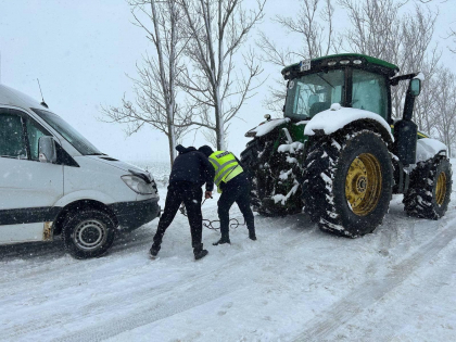 Vremea rea cuprinde toata tara: Soferii sunt indemnati sa-si echipeze corespunzator masinile Vremea rea cuprinde toata tara: Soferii sunt indemnati sa-si echipeze corespunzator masinile