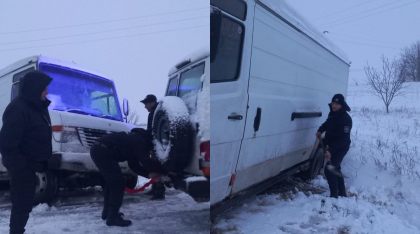 Mai multe masini si microbuze au ramas blocate din cauza zapezii, la Edinet. Politistii de Frontiera au intervenit - FOTO Mai multe masini si microbuze au ramas blocate din cauza zapezii, la Edinet. Politistii de Frontiera au intervenit - FOTO