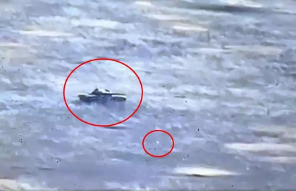 Lupta zilei pe front: Doua tancuri rusesti, lovite cu rachete Javelin. Unul reuseste sa fuga, dar nu ajunge departe si explodeaza spectaculos - VIDEO
