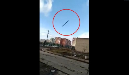 Cei mai norocosi soldati: O racheta trasa de rusi pica la cativa metri de un grup de militari ucraineni, dar nu explodeaza - VIDEO Cei mai norocosi soldati: O racheta trasa de rusi pica la cativa metri de un grup de militari ucraineni, dar nu explodeaza - VIDEO