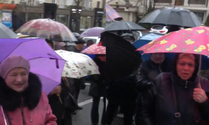Cu umbrele in mana si lozinci impotriva guvernarii, membrii si simpatizantii partidului SOR au protestat in fata sediului ANRE. Ce au cerut acestia 