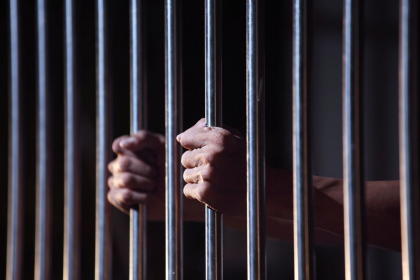 Isi va petrece urmatorii 25 de ani in inchisoare. Un barbat, condamnat pentru ca si-a violat, timp de mai multi ani, fiica adolescenta Isi va petrece urmatorii 25 de ani in inchisoare. Un barbat, condamnat pentru ca si-a violat, timp de mai multi ani, fiica adolescenta