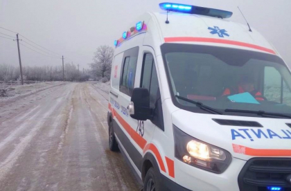 Doua ambulante - blocate in zapada pe drumurile nationale din raionul Ungheni. Salvatorii au intervenit 