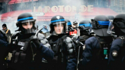 Noi proteste violente in Franta. Restaurantul parizian La Rotonde, frecventat de Emmanuel Macron, incendiat de manifestanti