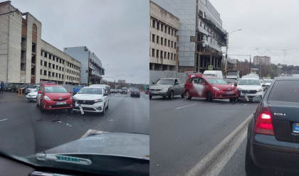 Doua masini - avariate, dupa ce s-au lovit pe o strada din capitala. Imagini de la locul accidentului - FOTO
