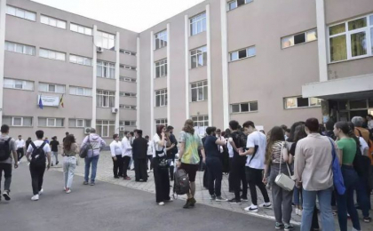 Adolescentul care si-a injughiat profesoara ar suferi de depresie. Ce gluma a facut inainte de atac
Adolescentul care si-a injughiat profesoara ar suferi de depresie. Ce gluma a facut inainte de atac