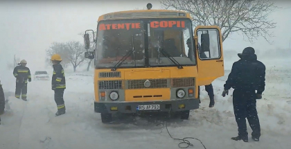 Un autocar scolar, care transporta 10 elevi si doi maturi, ramas blocat pe un drum din nordul tarii din cauza zapezii. Salvatorii au intervenit - VIDEO