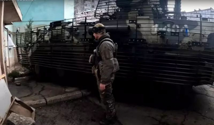 Imagini ca-n filme: Cum ii vaneaza ucrainenii pe mercenarii Wagner cu un blindat BTR-4 pe strazile din Bahmut - VIDEO
Imagini ca-n filme: Cum ii vaneaza ucrainenii pe mercenarii Wagner cu un blindat BTR-4 pe strazile din Bahmut - VIDEO