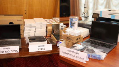 Laptopuri, tablete, computere, echipamente pentru laboratoarele de fizica, chimie si biologie si alte dispozitive digitale vor ajunge in sute de scoli din Moldova. Care este valoarea bunurilor - FOTO