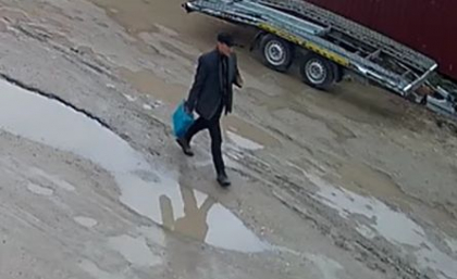 Un barbat - cautat de politie, dupa ce ar fi savarsit un furt, la Ialoveni - VIDEO Un barbat - cautat de politie, dupa ce ar fi savarsit un furt, la Ialoveni - VIDEO