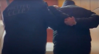 Impunea adolescente sa prestexe servicii sexuale, in capitala. Un tanar, dat in cautare internationala pentru trafic de copii - extradat si arestat pentru 30 de zile - VIDEO
Impunea adolescente sa prestexe servicii sexuale, in capitala. Un tanar, dat in cautare internationala pentru trafic de copii - extradat si arestat pentru 30 de zile - VIDEO