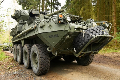 Primele imagini pe front cu blindatele americane Stryker trimise in Ucraina - VIDEO
