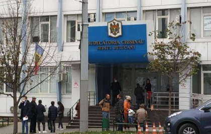 Alerta falsa cu bomba la Judecatoria Chisinau, sediul Buiucani: Toti angajatii - evacuati. Oamenii legii sunt in cautarea faptasului Alerta falsa cu bomba la Judecatoria Chisinau, sediul Buiucani: Toti angajatii - evacuati. Oamenii legii sunt in cautarea faptasului