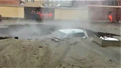 O masina in care se afla o familie cu doi copii a fost inghitita de o groapa plina cu apa clocotita, in Rusia - VIDEO