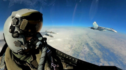 Fortele Aeriene Romane au interceptat doua avioane de lupta rusesti deasupra apelor internationale din zona NATO - FOTO
