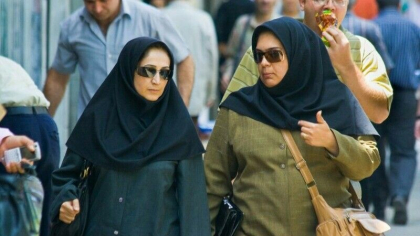Iranul instaleaza camere de luat vederi in locuri publice pentru a identifica si pedepsi femeile care nu poarta valul islamic Iranul instaleaza camere de luat vederi in locuri publice pentru a identifica si pedepsi femeile care nu poarta valul islamic