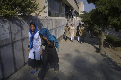 Zeci de cazuri noi de intoxicatii in randul elevelor in mai multe scoli din Iran