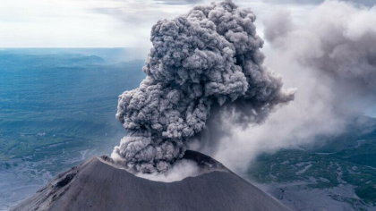 Eruptie vulcanica uriasa in Rusia. Autoritatile au emis nivelul maxim de alerta pentru industria aviatica - FOTO Eruptie vulcanica uriasa in Rusia. Autoritatile au emis nivelul maxim de alerta pentru industria aviatica - FOTO