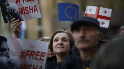 Georgienii au iesit in strada impotriva guvernului pro-rus: „Obligatia noastra este sa ne salvam patria de lacheii rusi” Georgienii au iesit in strada impotriva guvernului pro-rus: „Obligatia noastra este sa ne salvam patria de lacheii rusi”