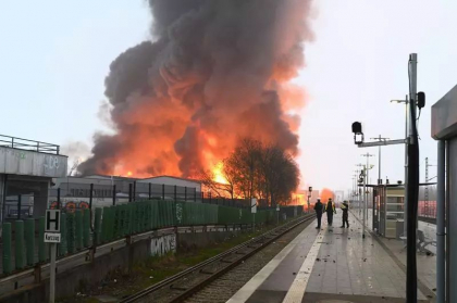 Avertizare de nor toxic la Hamburg, dupa un incendiu de proportii la mai multe depozite - VIDEO 