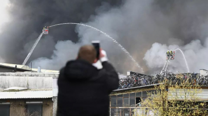 Nor urias de fum deasupra orasului Hamburg, dupa un incendiu la doua depozite. „Suntem in bezna” Nor urias de fum deasupra orasului Hamburg, dupa un incendiu la doua depozite. „Suntem in bezna”