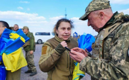 Rusia si Ucraina au schimbat peste 200 de prizonieri de razboi. Printre ucrainenii eliberati se numara si soldati care au luptat la otelaria Azovstal din Mariupol - VIDEO
Rusia si Ucraina au schimbat peste 200 de prizonieri de razboi. Printre ucrainenii eliberati se numara si soldati care au luptat la otelaria Azovstal din Mariupol - VIDEO