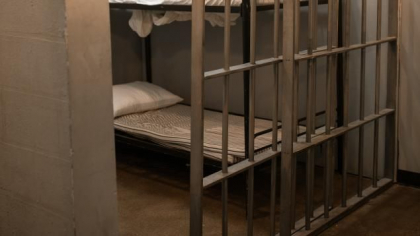 Isi vor petrece urmatorii 5 ani dupa gratii. Doi politisti - condamnati, dupa ce ar fi pretins si primit bani de la doi cetateni pentru a nu le intocmi procese verbale pentru incalcarile comise
Isi vor petrece urmatorii 5 ani dupa gratii. Doi politisti - condamnati, dupa ce ar fi pretins si primit bani de la doi cetateni pentru a nu le intocmi procese verbale pentru incalcarile comise
