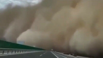 Imagini apocaliptice. O furtuna severa de nisip, a patra intr-o luna, a acoperit mai multe regiuni din China - VIDEO Imagini apocaliptice. O furtuna severa de nisip, a patra intr-o luna, a acoperit mai multe regiuni din China - VIDEO